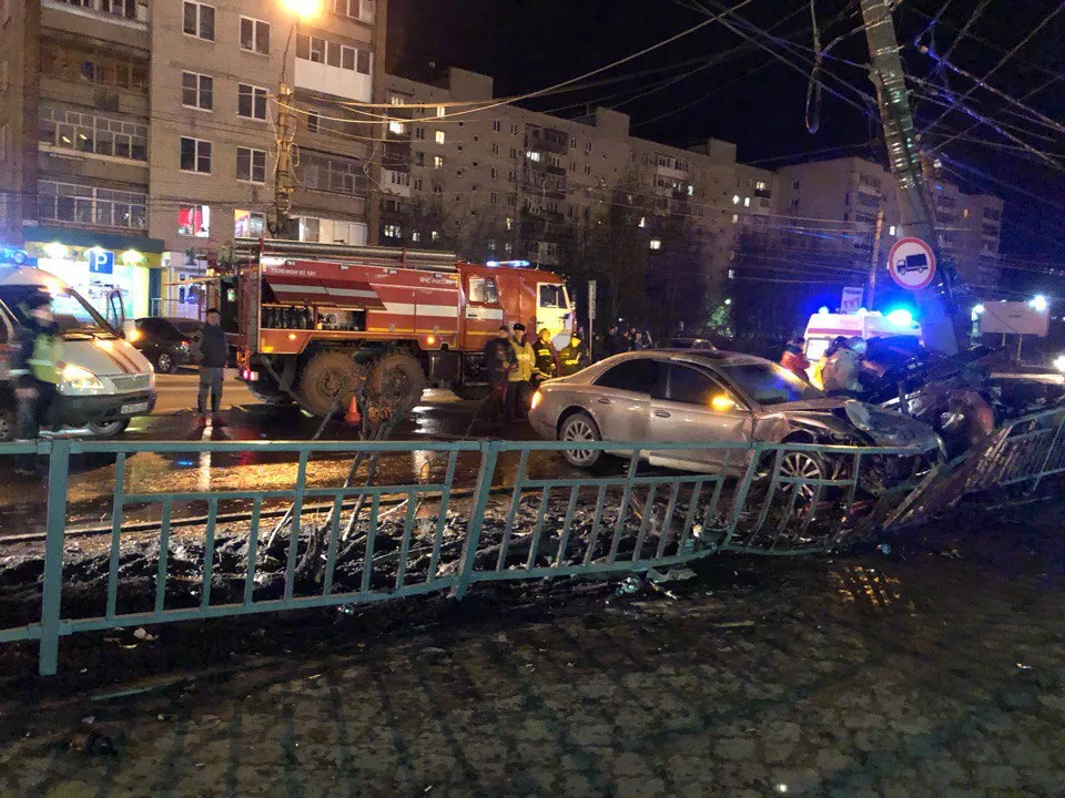 Фото к статье: В Дзержинске молодая женщина погибла в страшном ДТП с участием "Майбаха"