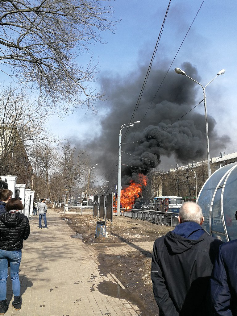 На проспекте Гагарина возле остановки "Университет" сгорел "КамАЗ"