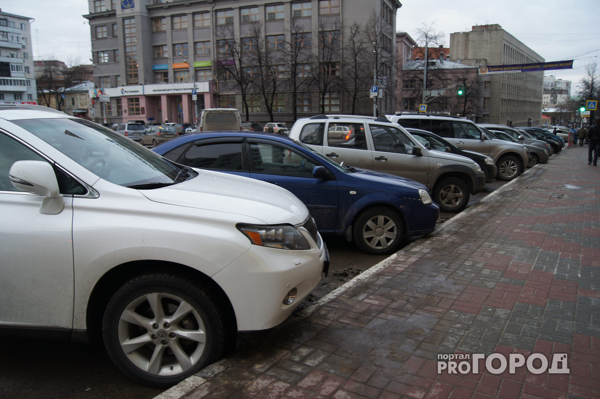 Возле Автозаводского универмага запретят ставить на ночь авто
