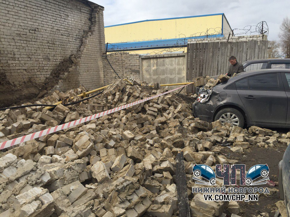 Кирпичная стена обрушилась и завалила восемь машин в Нижнем Новгороде
