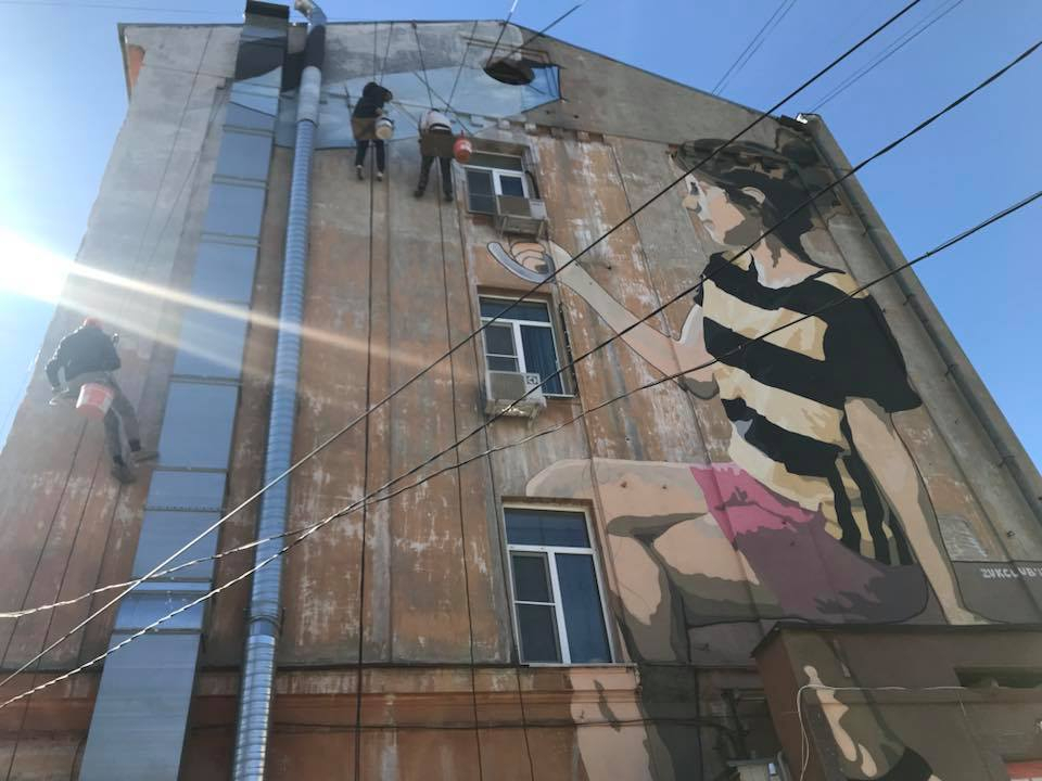 Скандальное граффити "Девочка с зонтиком" закрасили в Нижнем Новгороде
