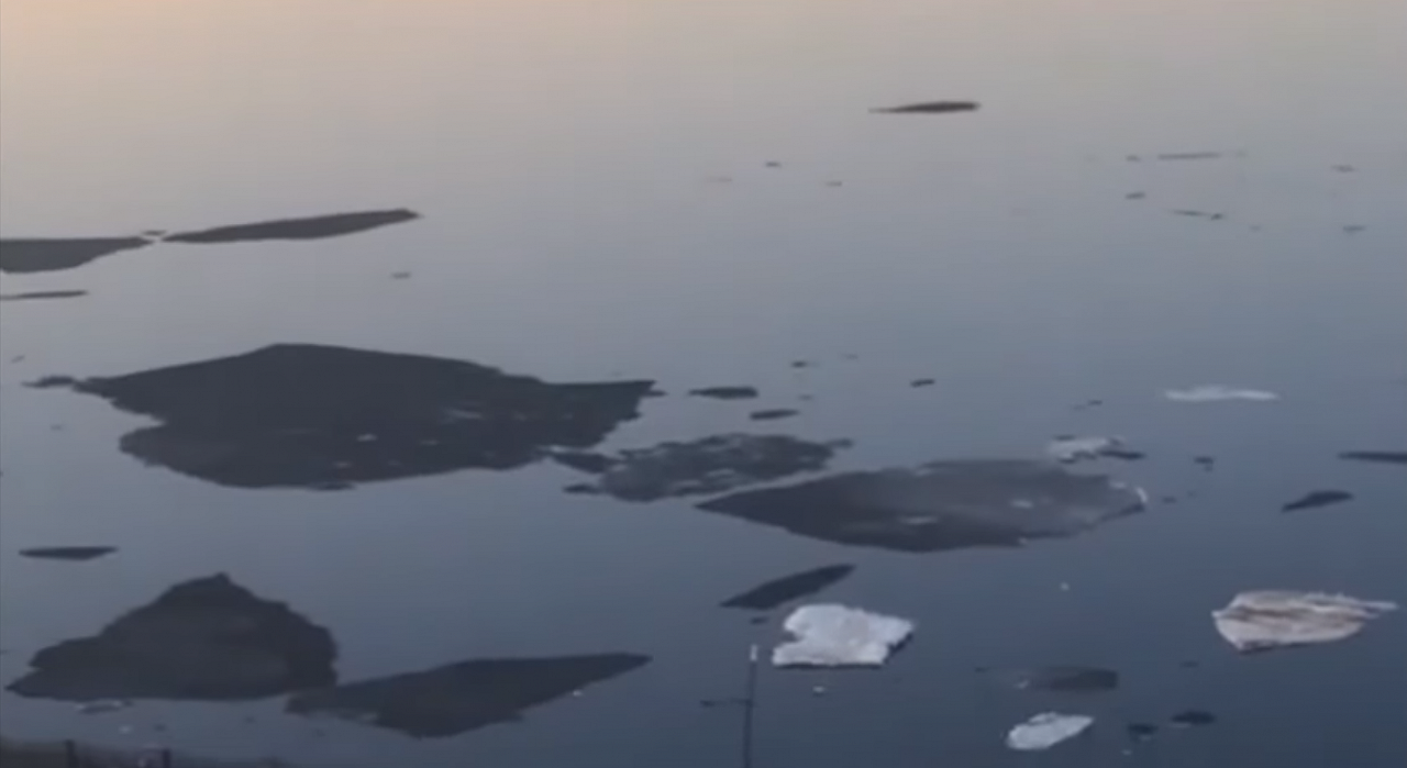 Черный лед плывет по Волге в Нижнем Новгороде