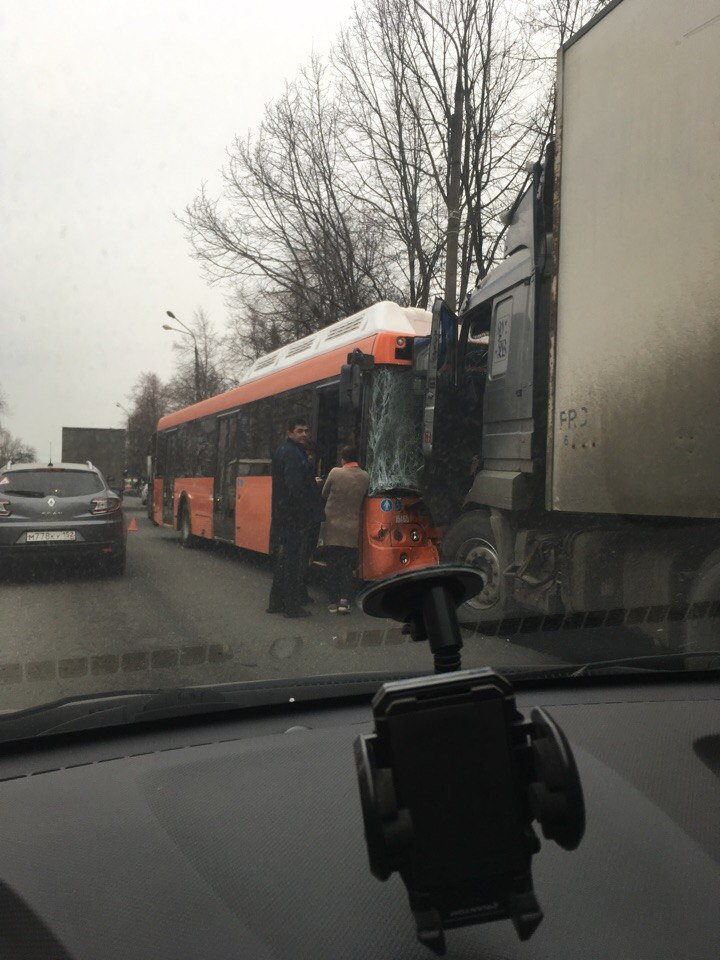 В Нижнем Новгороде 50-летний водитель автобуса умер за рулем и протаранил фуру (ФОТО)