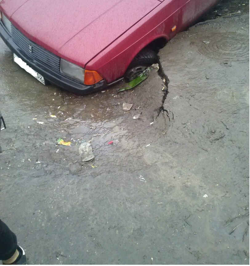 Легковой автомобиль провалился под асфальт на улице Чаадаева