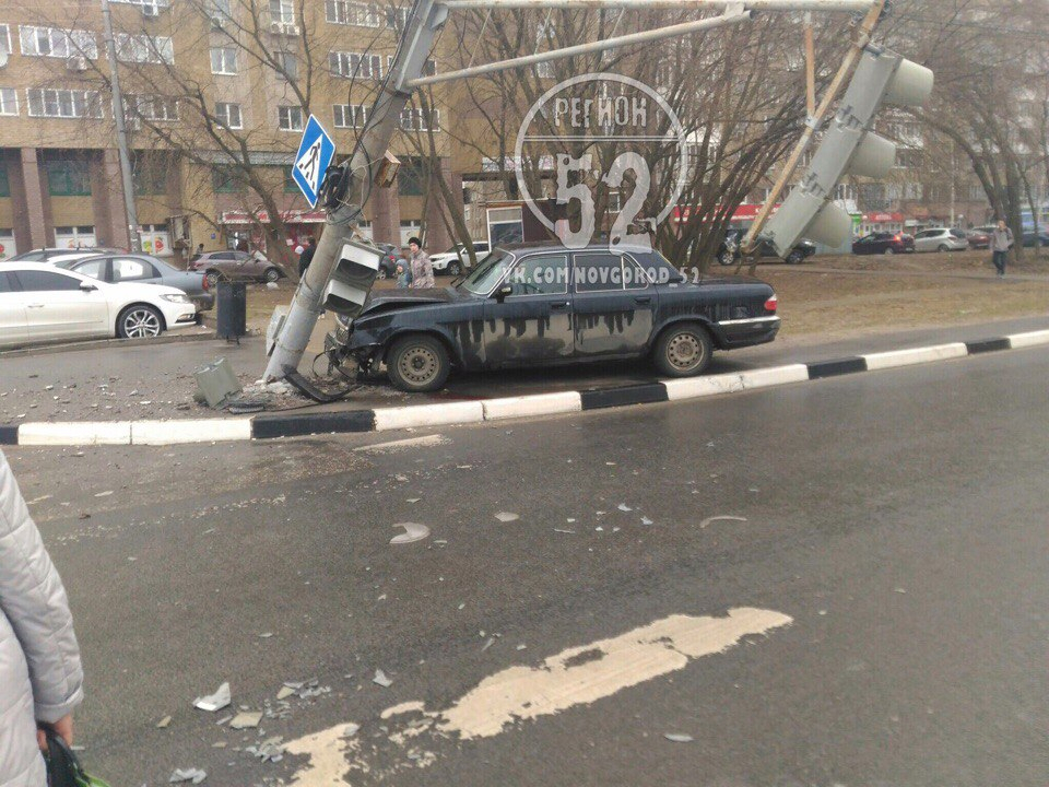Водитель-новичок на "Волге" снес столб на Казанском шоссе