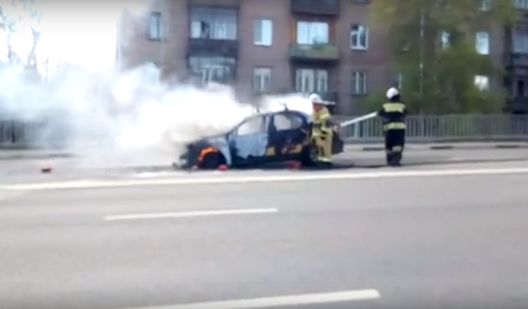На проспекте Ленина загорелось такси (ВИДЕО)