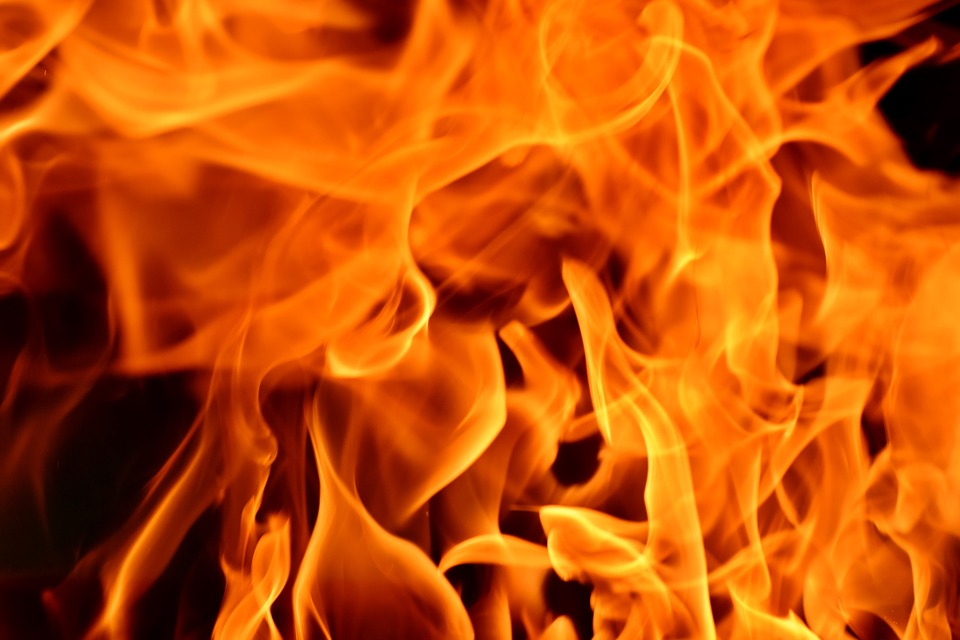 Крупный пожар уничтожил столярный цех в Шатках