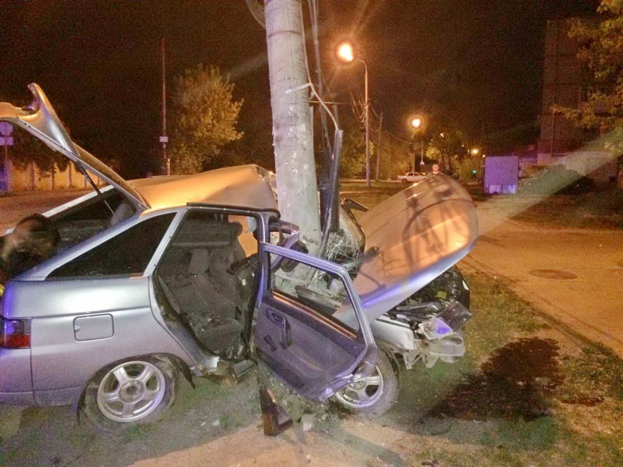 Водитель "Лады" врезался в столб в Сормовском районе: двое пострадавших