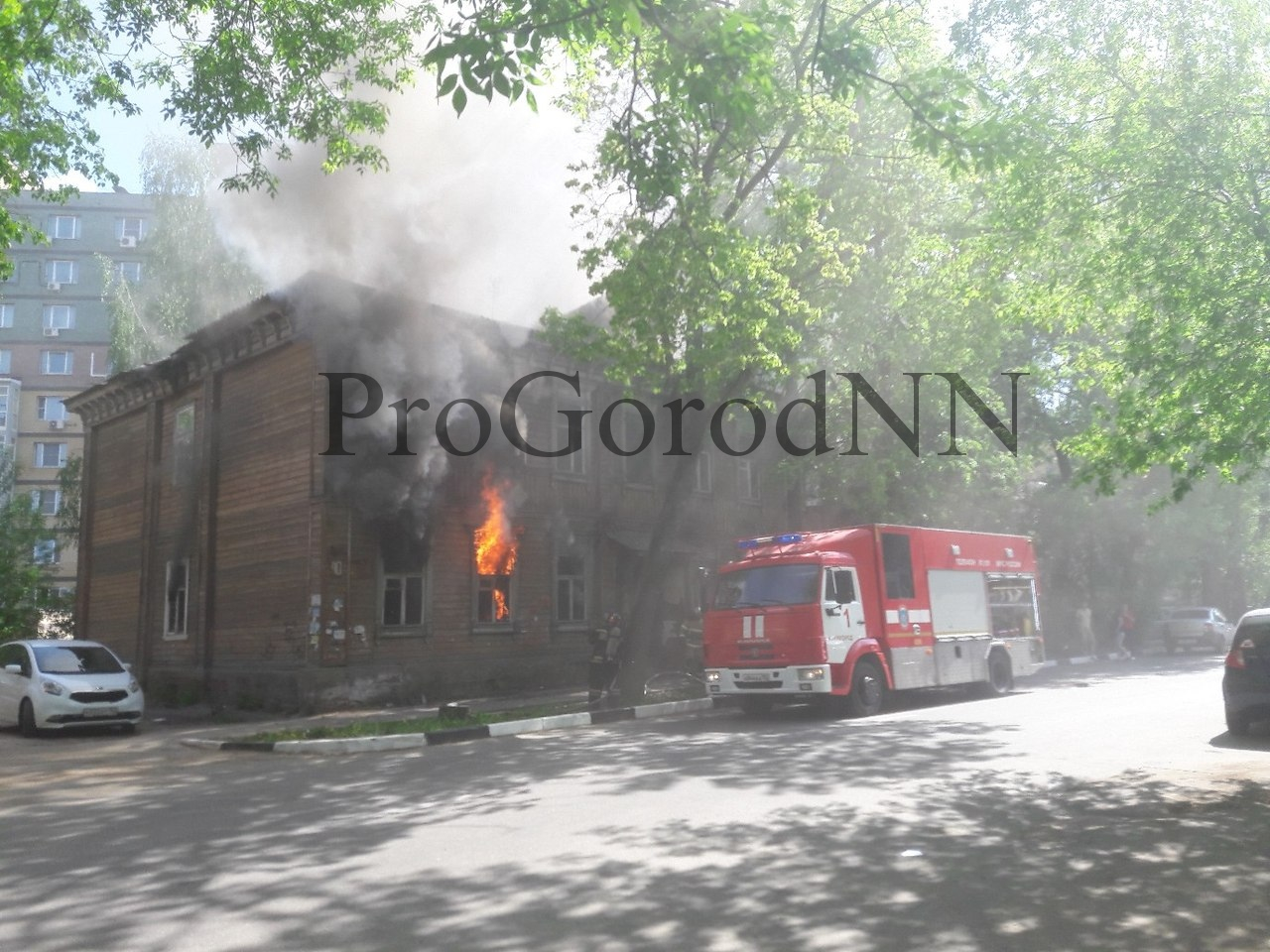 В центре Нижнего Новгорода горит дом. Пожарные вытаскивают людей из окон