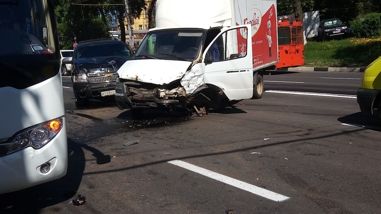 В массовом ДТП на проспекте Гагарина столкнулись четыре машины и автобус (ФОТО)