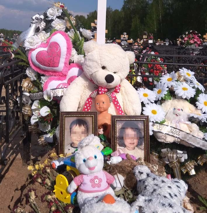 На могилу детей, убитых Еленой Каримовой, нижегородцы несут цветы и игрушки