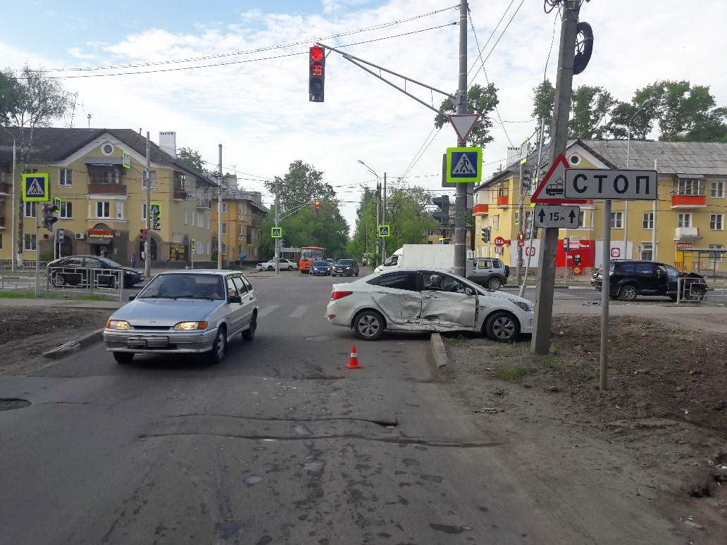 Два человека пострадали в столкновении иномарок в Автозаводском районе
