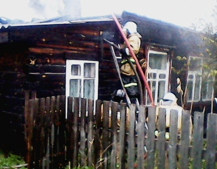 Пожарный спас двух детей из горящего дома в Нижегородской области