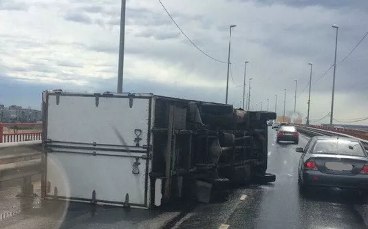 Фото к статье: Ураган перевернул "Газель" на мосту в Нижнем Новгороде