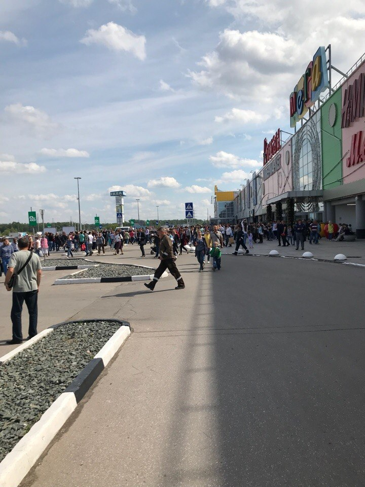 Нижегородцев экстренно эвакуировали из ТЦ "Мега"