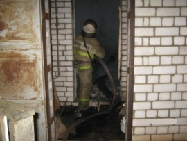 Пожарные спасли женщину и мужчину из горящей квартиры в Арзамасе