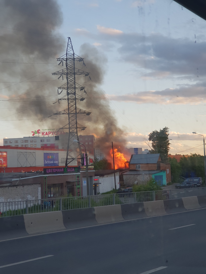 Бесхозное здание сгорело рядом с площадью Комсомольской