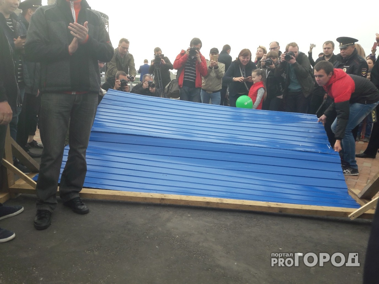 В Нижнем Новгороде пал легендарный синий забор на набережной (фото)