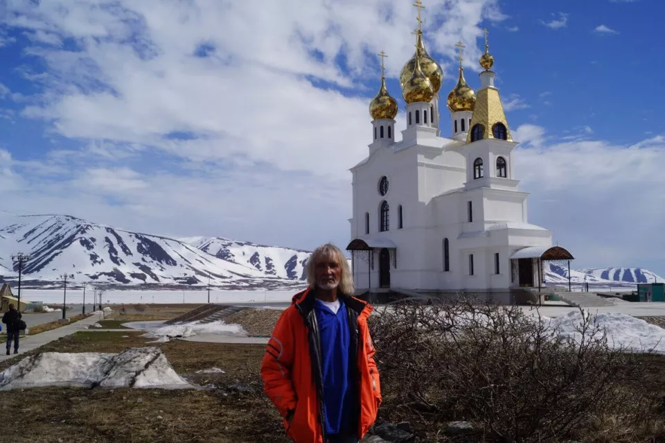 Фото к статье: Путешественник Валентин Ефремов установил флаг Канавина на мысе Дежнева