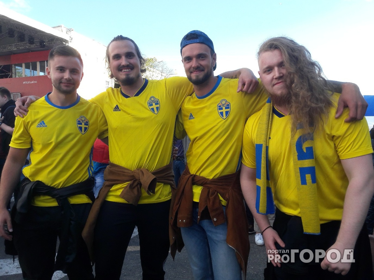 Шведские фанаты отметили победу танцами возле стадиона "Нижний Новгород"