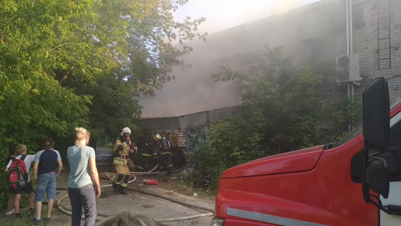 Фото к статье: В Сормовском районе загорелся супермаркет