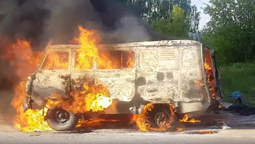 УАЗ сгорел дотла на трассе М-7 возле Кстова (ВИДЕО)