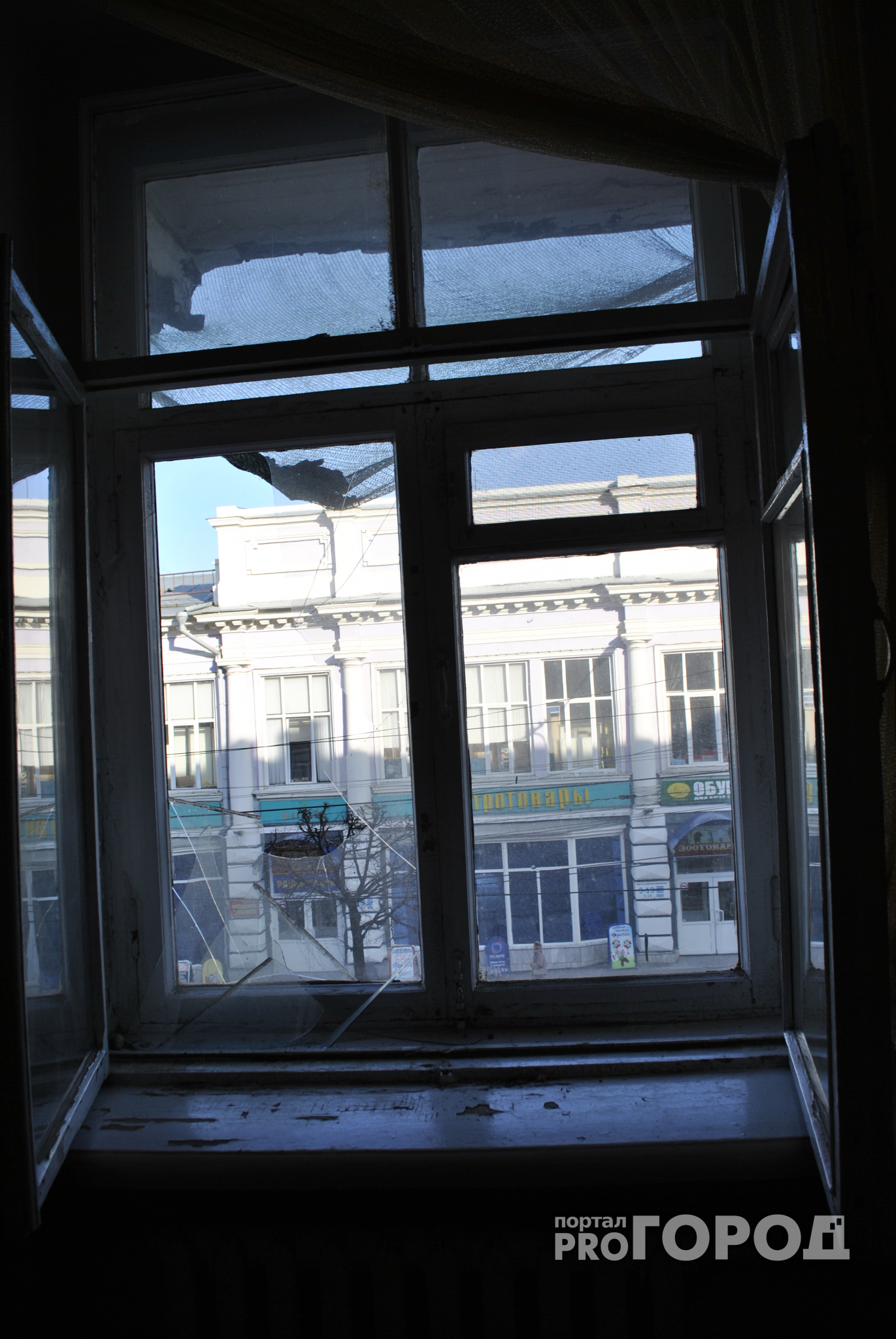 Женщина выпала из окна восьмого этажа на улице Акимова в Нижнем Новгороде (ФОТО)