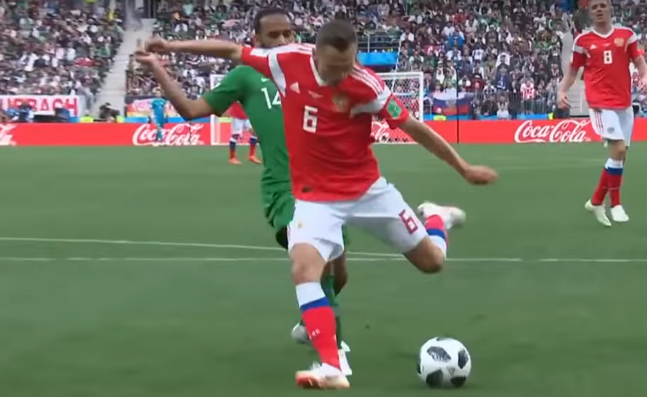 Нижегородец Денис Черышев срезал мяч в свои ворота в матче Россия — Уругвай