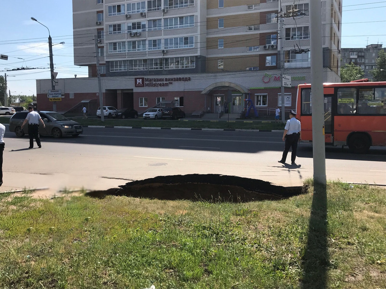 Асфальт провалился на улице Пролетарская в Нижнем Новгороде