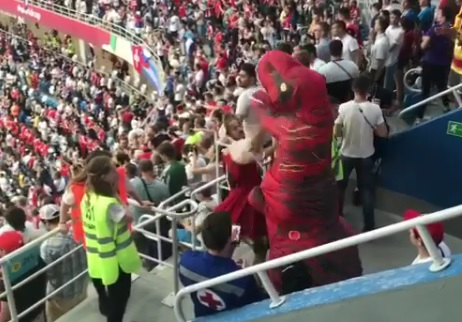 Болельщик в кокошнике подрался с динозавром на стадионе "Нижний Новгород"