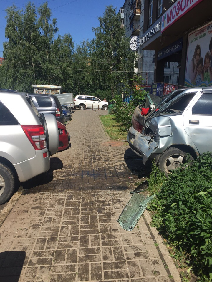 На проспекте Гагарина иномарка врезалась в припаркованную Ладу