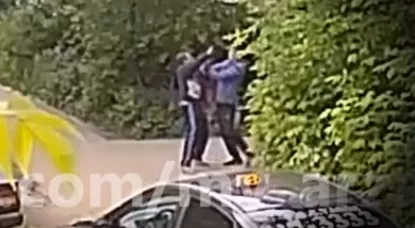 Фото к статье: Драка таксиста и пассажира в Арзамасе попала на видео