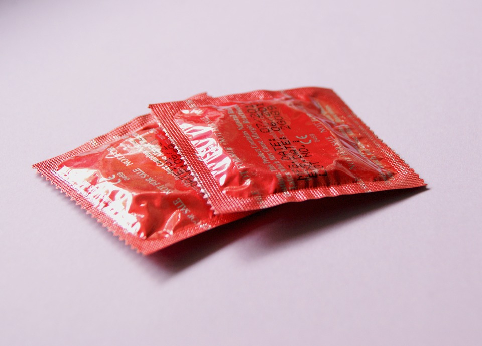 Новость о фармацевте, прокалывавшем презервативы, оказалась фейком