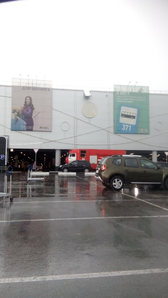 Посетителей торгового центра "Мега" экстренно эвакуировали из-за задымления