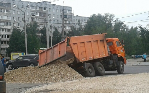 "КамАЗ" с щебнем провалился в асфальт в Автозаводском районе