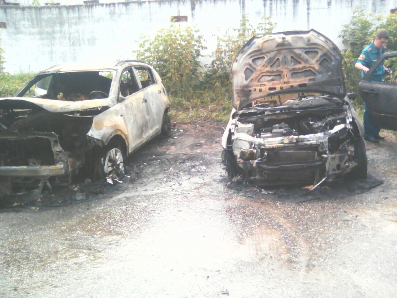 Четыре автомобиля сгорели на парковке в Заволжье (ФОТО)