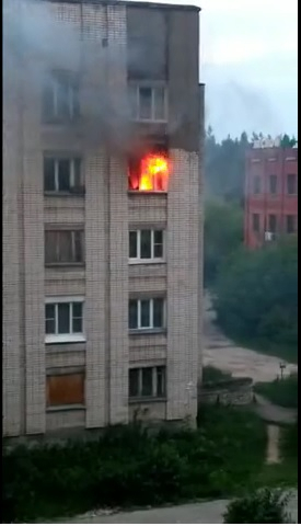 Крупный пожар уничтожил квартиру в Дзержинске (ВИДЕО)