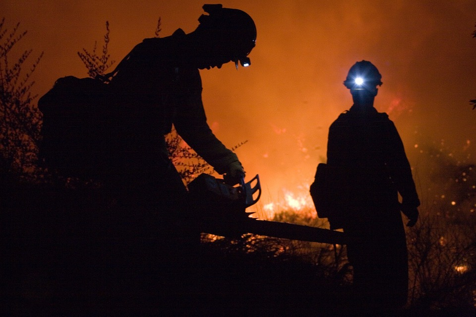 В Нижнем Новгороде спасатели МЧС всю ночь тушили пожар на свалке рядом с лесом