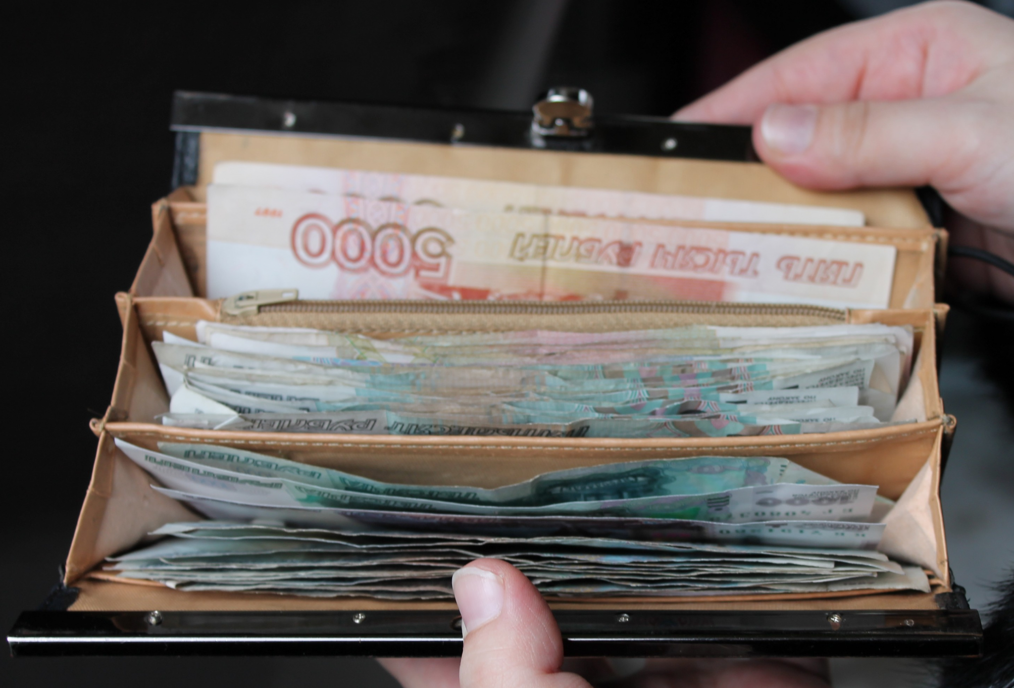 Кассир банка украла у нижегородки более 250 тысяч рублей