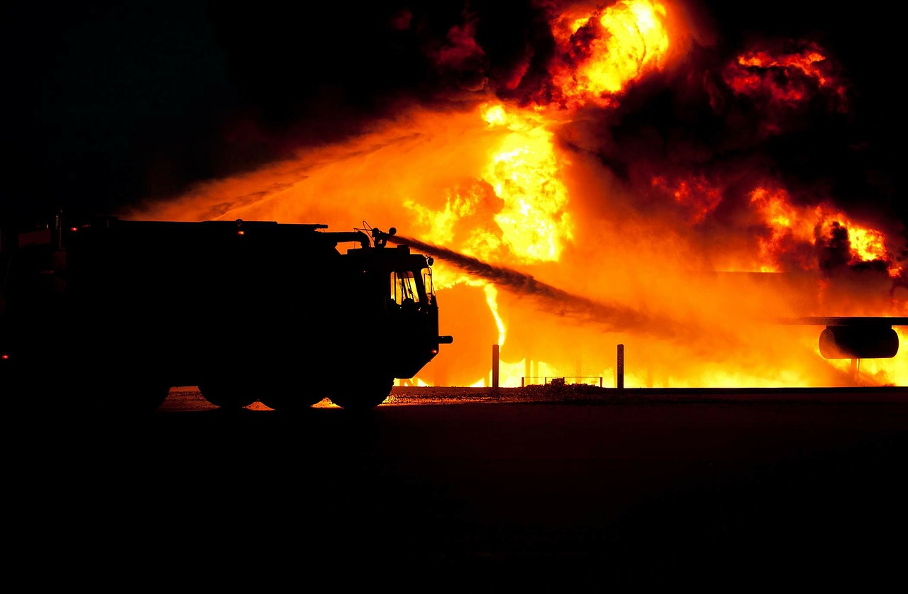 Крупный пожар уничтожил массив сараев в Автозаводском районе