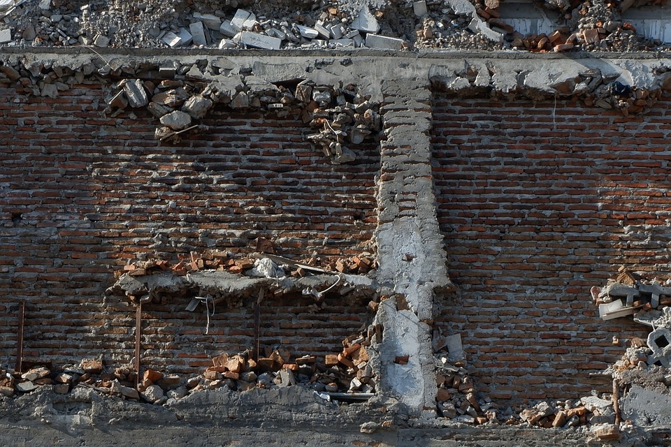 Сте­на до­ма об­ру­ши­лась на ули­це Гео­ло­гов в Приокском районе