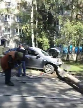 Нижегородец на "Ниссане" снес столб на улице Медицинской (ВИДЕО)