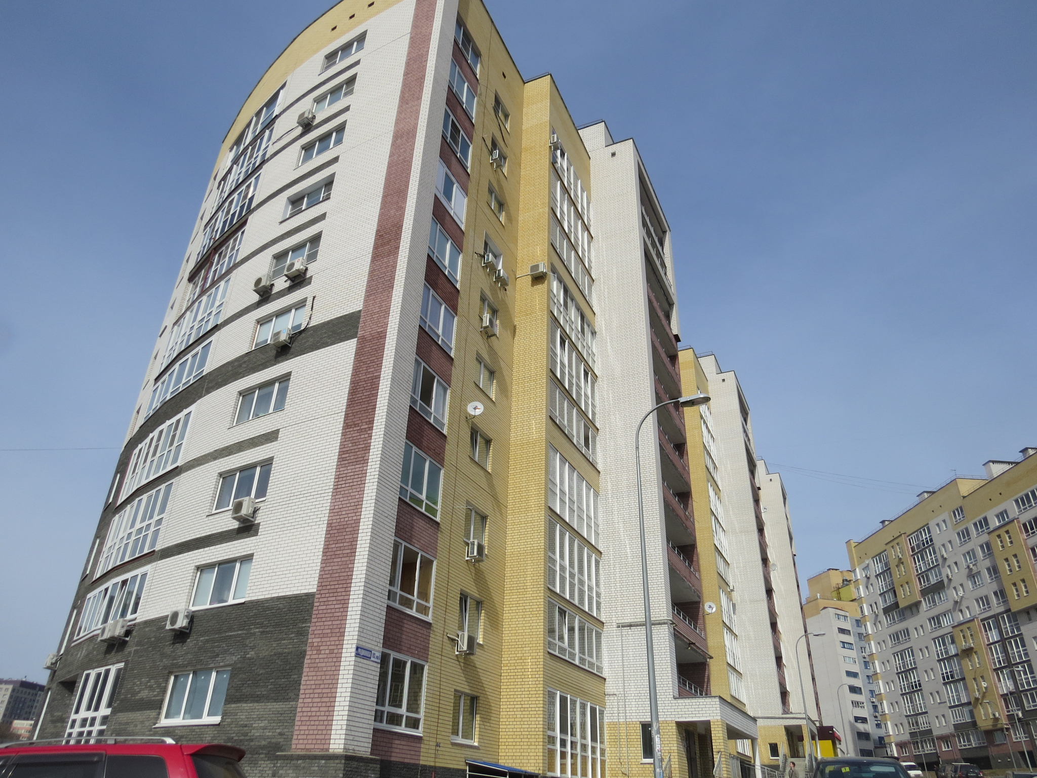 Бетонный козырек обрушился у подъеда жилого дома на улице Ковалихинской
