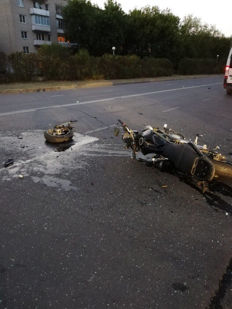 Иномарка и мотоцикл столкнулись в Сарове: есть пострадавшие (ФОТО, ВИДЕО)