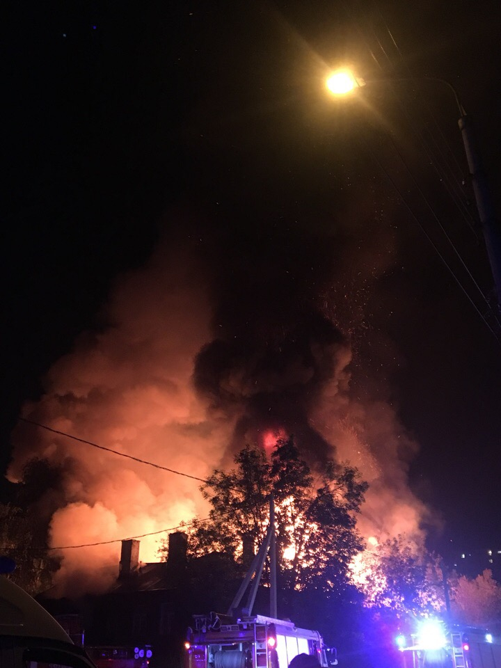 Два человека погибли на пожаре в аварийном доме в Ленинском районе
