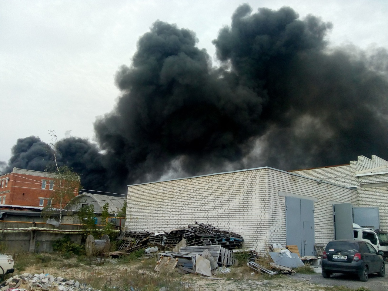 Крупный пожар на химзаводе в Дзержинске: есть погибшие и пострадавшие
