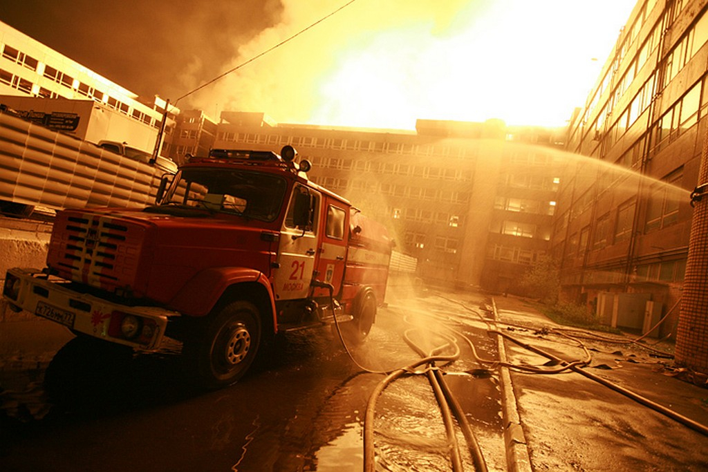 Крупный пожар уничтожил склад с картоном в Автозаводском районе