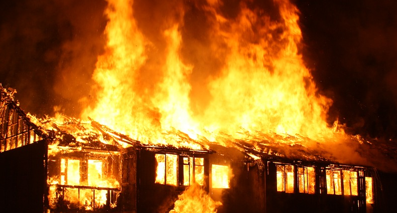 Крупный пожар в Шарангском районе: огонь уничтожил два дома