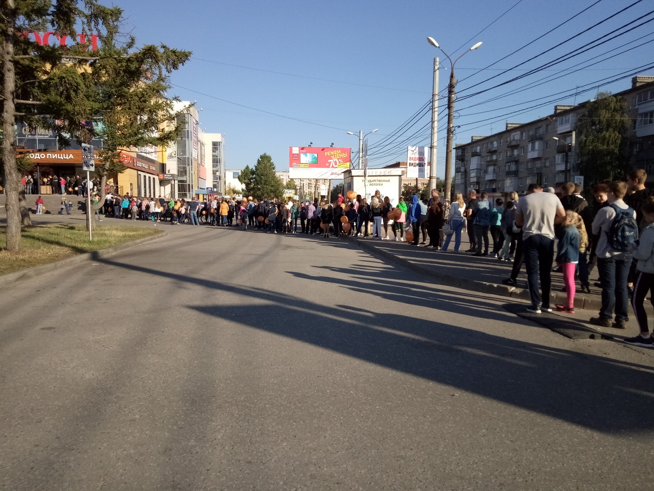 Погоня за экономией: в Дзержинске выстроилась огромная очередь за дешевой пиццей
