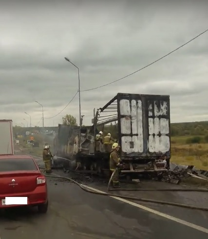 Фура, груженная стиральными машинами, сгорела на трассе М-7 в Кстовском районе (ВИДЕО)